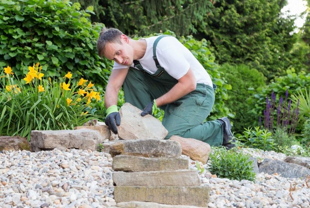 Maçonnerie paysagère : transformez votre jardin avec des murs en pierre et des marches élégantes